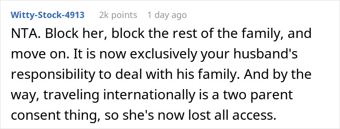 Captura de pantalla del comentario de Reddit que aconseja bloquear a la familia después de que mamá toma a su bebé y sigue adelante
