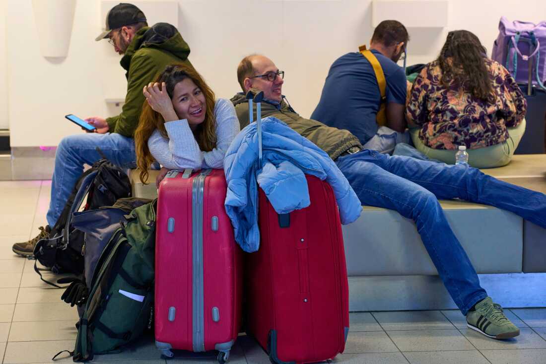 Viajeros varados esperan en el aeropuerto Schiphol de Ámsterdam, Países Bajos, el miércoles 7 de enero de 2026, donde más de 1.000 pasajeros varados pasaron la noche mientras la nieve y el hielo que azotan partes de Europa obligaron a cancelar cientos de vuelos y atascaron carreteras y ferrocarriles. 