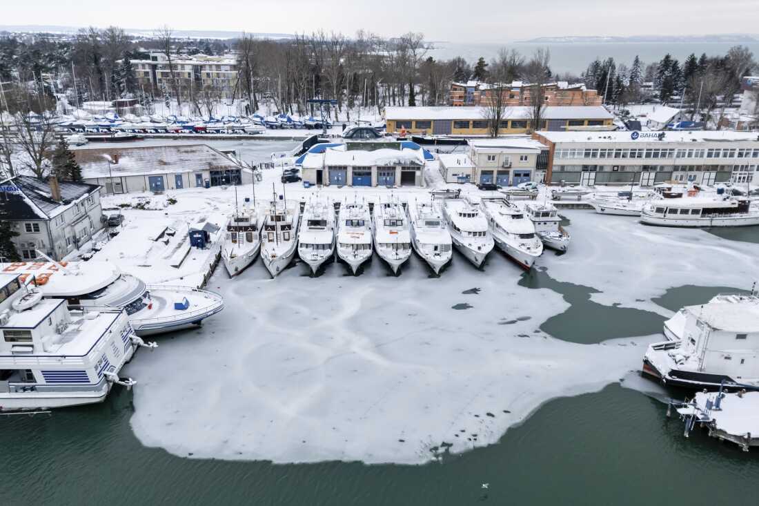 El hielo se acumula en un muelle del lago Balaton en Siofok, Hungría, el miércoles 7 de enero de 2026. 
