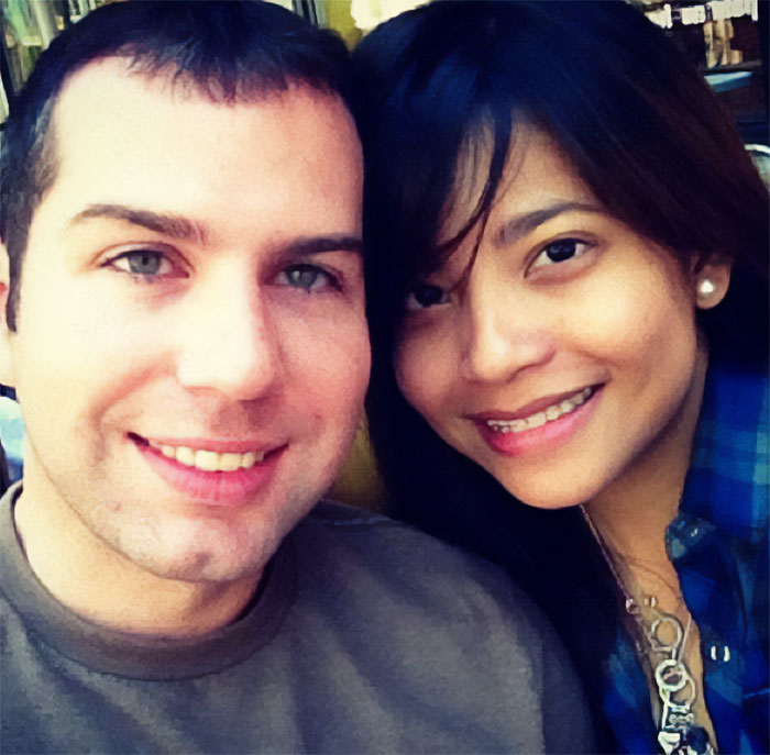 Una pareja sonriente posando muy juntos, representando al padre de un agente de ICE en medio de una historia explosiva de esposa inmigrante.