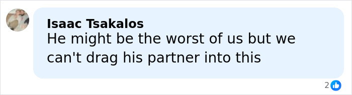 Comentario de Isaac Tsakalos expresando su opinión sobre la pareja de un agente de ICE en medio de la controversia en una publicación en las redes sociales.