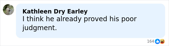 Comentario de Kathleen Dry Earley criticando el juicio, mostrado en un bocadillo de diálogo azul claro sobre un fondo blanco.