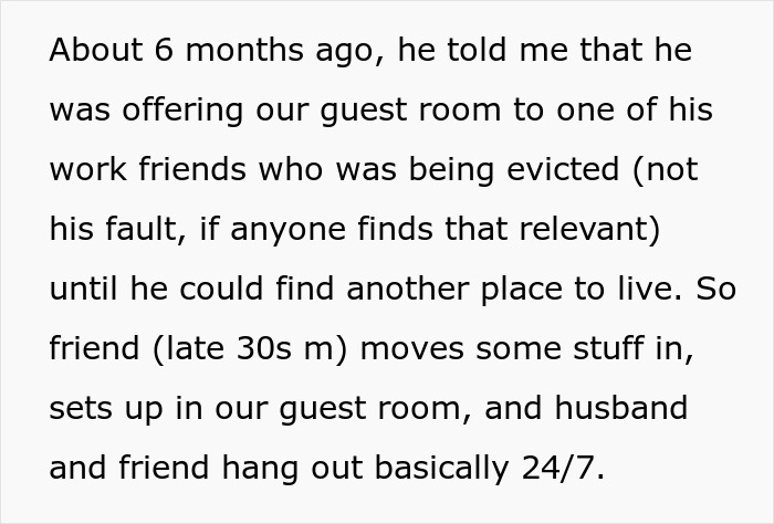 Extracto de texto sobre una mujer que nunca usa sostén en casa y su impacto en los sentimientos de su marido.