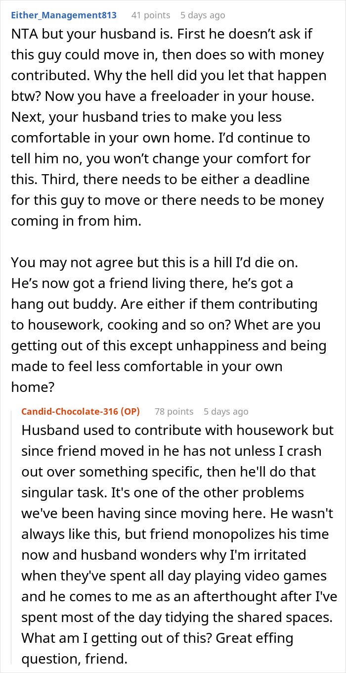 Conversación de texto sobre una mujer que nunca usa sostén en casa y que al marido le molesta.