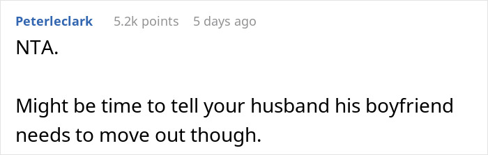 Captura de pantalla de un comentario en línea que habla de un marido preocupado porque una mujer nunca usa sostén en casa.