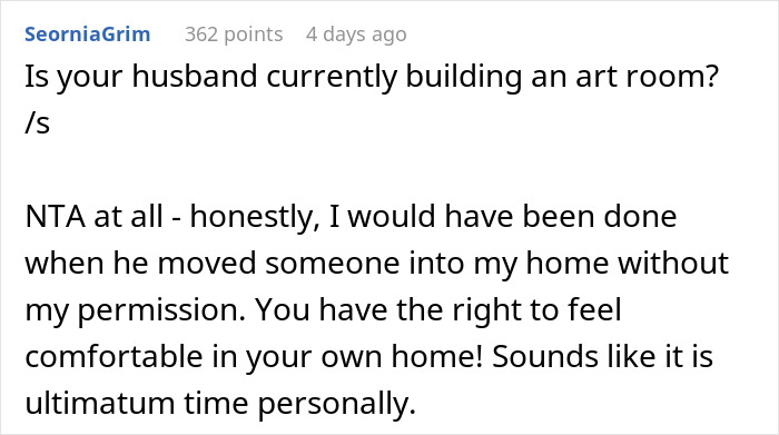 Comentario sobre la incomodidad cuando el marido cambia el ambiente del hogar sin permiso, relacionado con el hecho de que la mujer no usa sostén en casa.