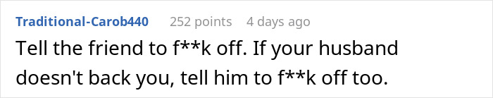 Mujer en casa relajándose cómodamente sin sostén, el marido comienza a sentirse molesto por su elección.