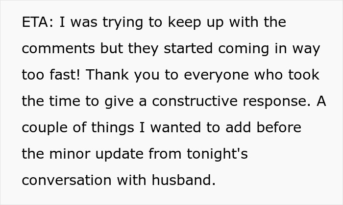 Mensaje de texto sobre una mujer que nunca usa sostén en casa y una conversación con su esposo al respecto.