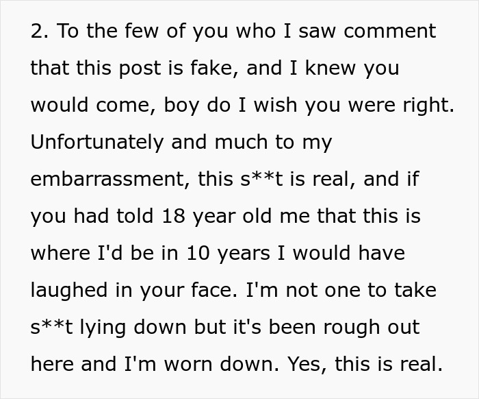 Mujer sin sostén en casa luciendo pensativa mientras la situación comienza a molestar a su marido inesperadamente.