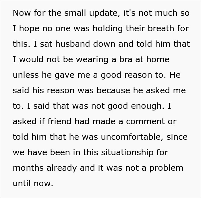 Extracto de texto sobre una mujer que no usa sostén en casa y su esposo de repente se siente molesto por ello.