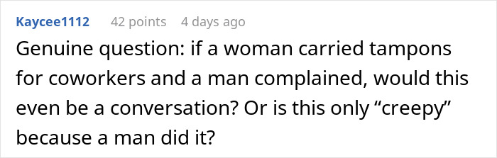 Comentario de Kaycee1112 que pregunta si llevar tampones a los compañeros de trabajo sería visto como espeluznante solo si lo hiciera un hombre.