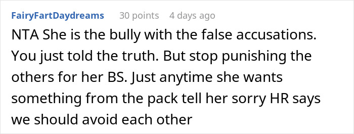 Captura de pantalla de un comentario de Reddit que analiza conflictos en el lugar de trabajo relacionados con RR.HH. y acusaciones falsas entre compañeros de trabajo.