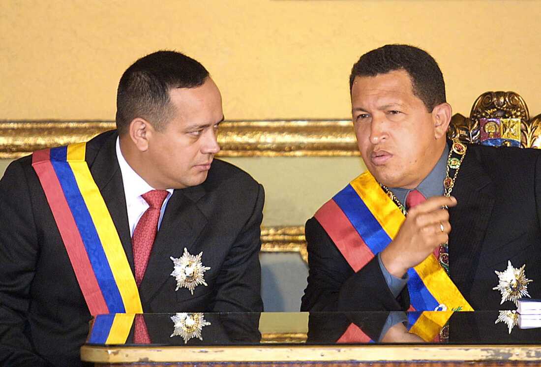 Esta fotografía de archivo del 17 de enero de 2002 muestra al entonces presidente venezolano Hugo Chávez (derecha) con su nuevo vicepresidente Diosdado Cabello (izq.) durante una ceremonia en el Palacio de Gobierno en Caracas.