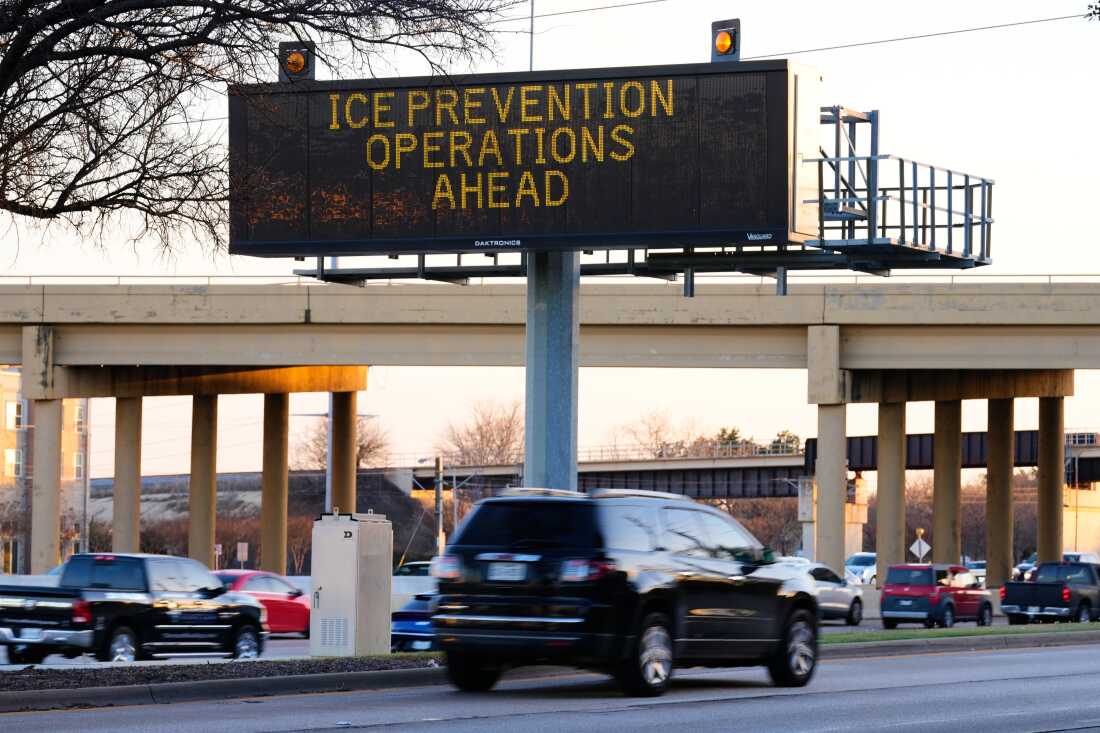 Un cartel digital a lo largo de la autopista 75 en Richardson, Texas, advierte sobre los preparativos de la carretera para las inclemencias del tiempo que se esperan en la región en los próximos días.