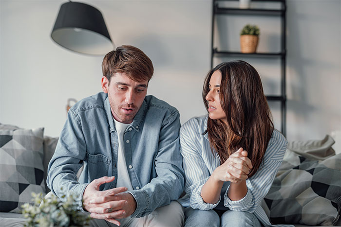 Nueva mamá discute problemas con su esposo y parece preocupada porque sus suegros no ayudan con el bebé en casa.