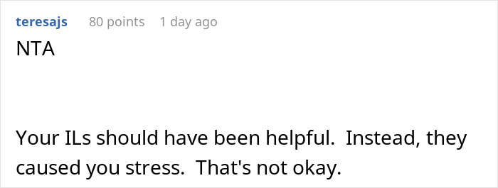 Comentario que explica que la nueva mamá echa a los suegros por no ayudar con el bebé, destacando el estrés causado.
