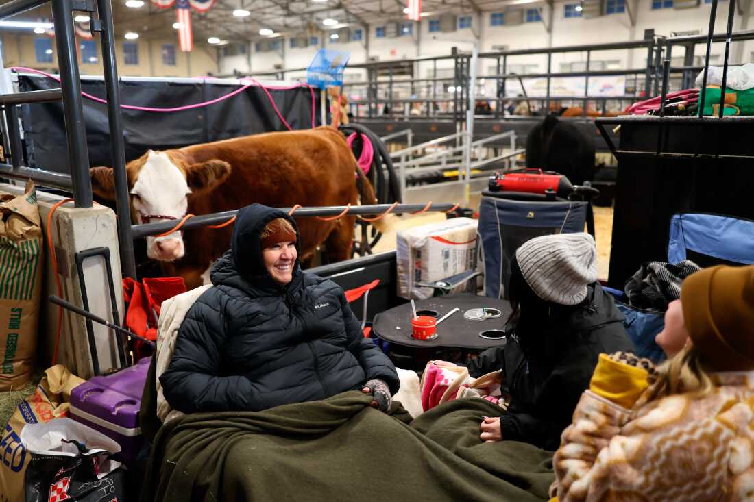Los trabajadores se abrigan en el Fort Worth Stock Show & Rodeo antes de una tormenta invernal prevista en Fort Worth, Texas.