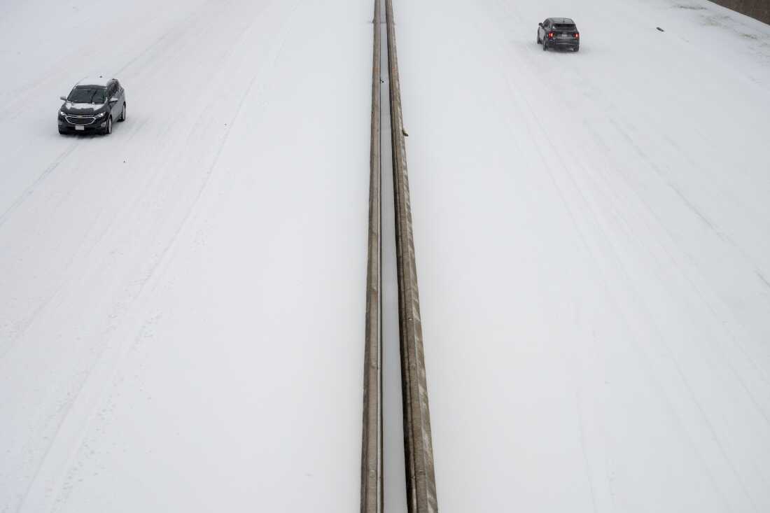 Los automóviles circulan por la nieve en la Interestatal 630 en Little Rock, Arkansas. 