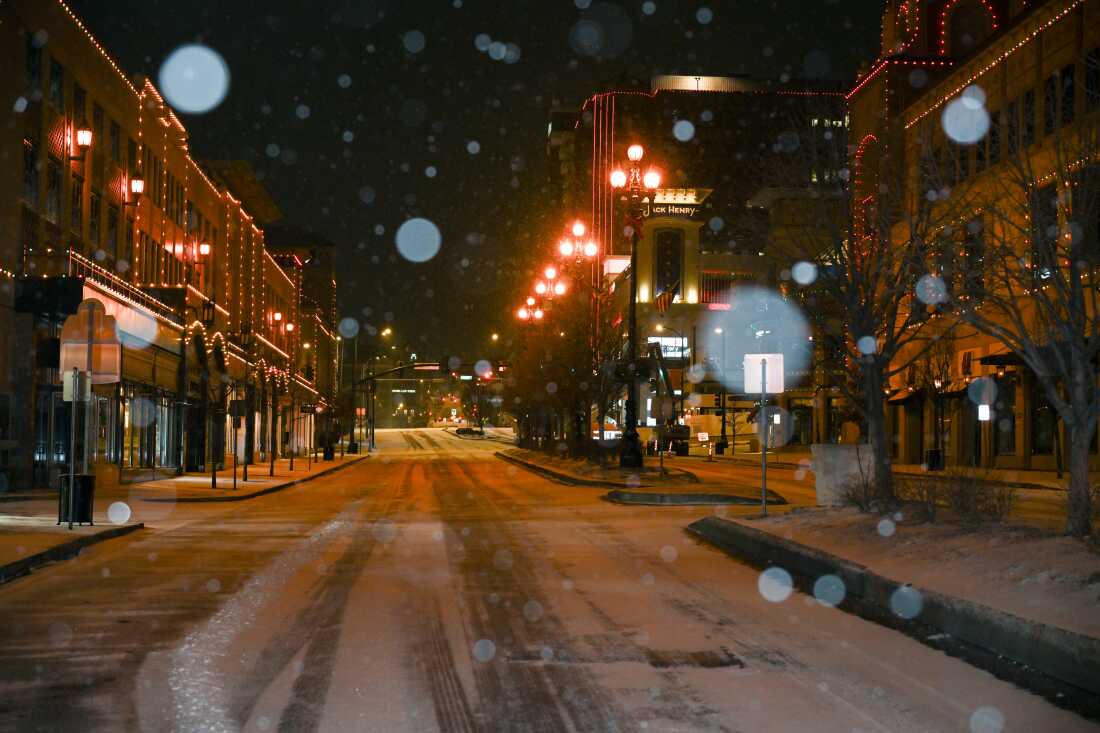 La nieve cae durante una tormenta invernal en Kansas City, Missouri.