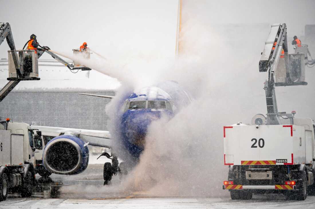 Un equipo de deshielo trabaja durante la tormenta invernal Fern en un vuelo de Southwest Airlines en el Aeropuerto Internacional de Nashville en Nashville, Tennessee, EE. UU., el 24 de enero de 2026.