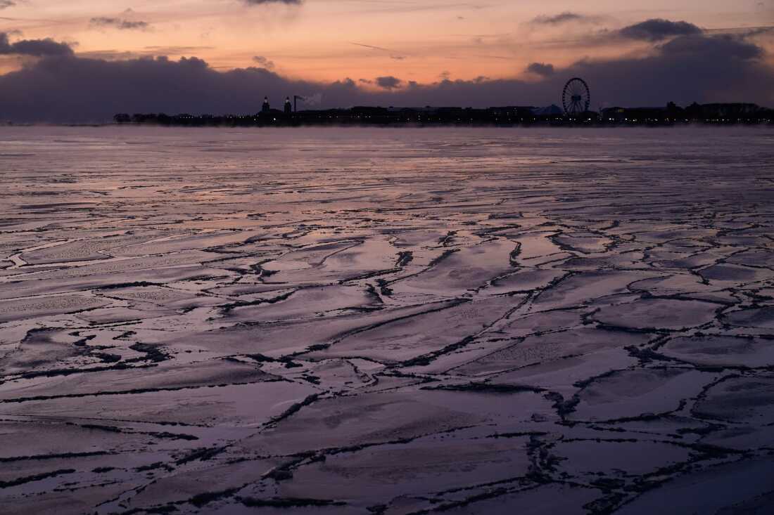 Se forma hielo a lo largo de la orilla del lago Michigan el 23 de enero de 2026 en Chicago. 