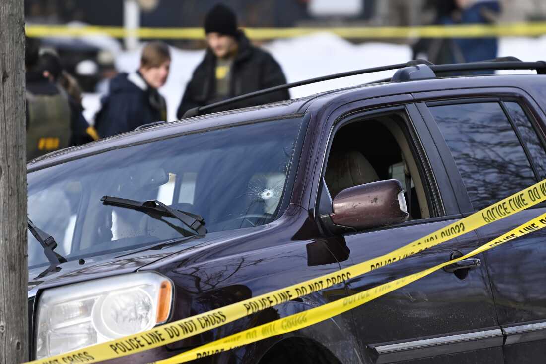 Una cinta policial rodea el auto de Renee Good después de que un agente de ICE la matara a tiros durante operaciones federales de aplicación de la ley en Minneapolis el 7 de enero. Se ve un agujero de bala en el lado del conductor del parabrisas. 