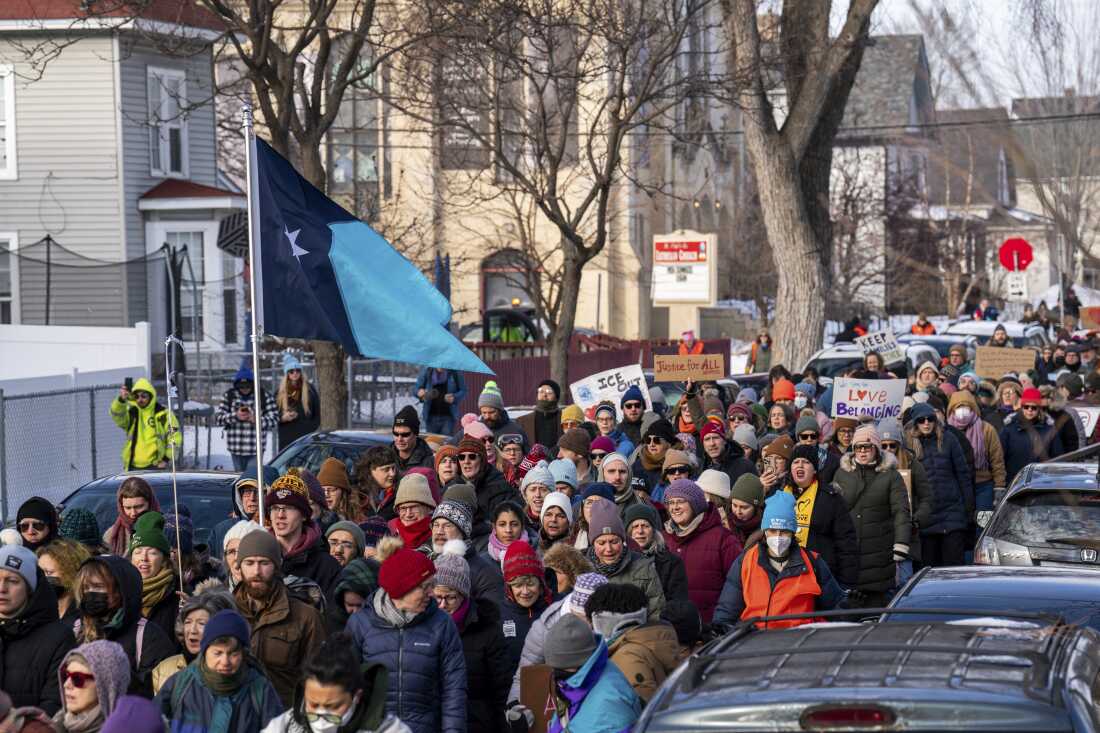 Los participantes en una vigilia con cantos salen de la Iglesia Luterana St. Paul's-San Pablo en Minneapolis en memoria de Renee Nicole Good el 11 de enero.