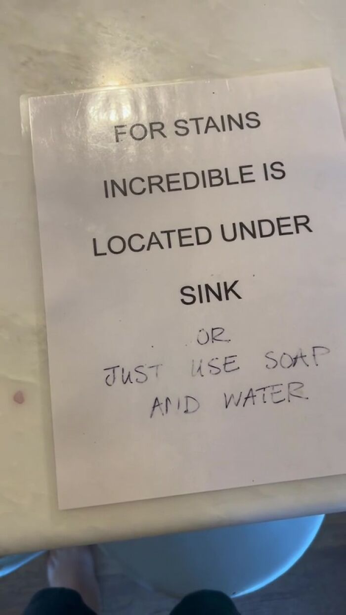 Tenga en cuenta las reglas de Airbnb sobre la ubicación del quitamanchas debajo del fregadero y el uso de agua y jabón para la limpieza.