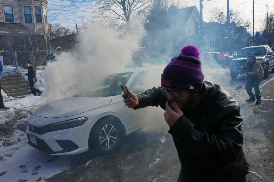 Los manifestantes intentan evitar los gases lacrimógenos lanzados por agentes federales en Minneapolis el 12 de enero.