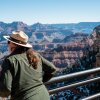 La guardabosques de Grand Canyon Park Services, Jill Staurowsky, mira desde el borde sur mientras ofrece un recorrido a los visitantes el 22 de febrero de 2025 en el Gran Cañón, Arizona.