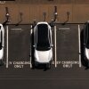 Los autos eléctricos están estacionados en una estación de carga en Corte Madera, California, en mayo de 2025.