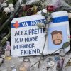 Flores y velas forman un monumento a Alex Pretti el 25 de enero en Minneapolis. Pretti, enfermera de la UCI en un centro médico de VA, fue asesinada el sábado después de recibir varios disparos durante un breve altercado con agentes de la patrulla fronteriza en el distrito Eat Street de Minneapolis.