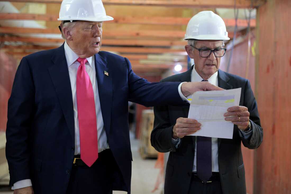 El presidente Trump y el presidente de la Reserva Federal, Jerome Powell, recorren el proyecto de renovación de la sede de la Reserva Federal en Washington, DC, el 24 de julio de 2025. El costo de la renovación se convirtió en un punto de tensión entre los dos.