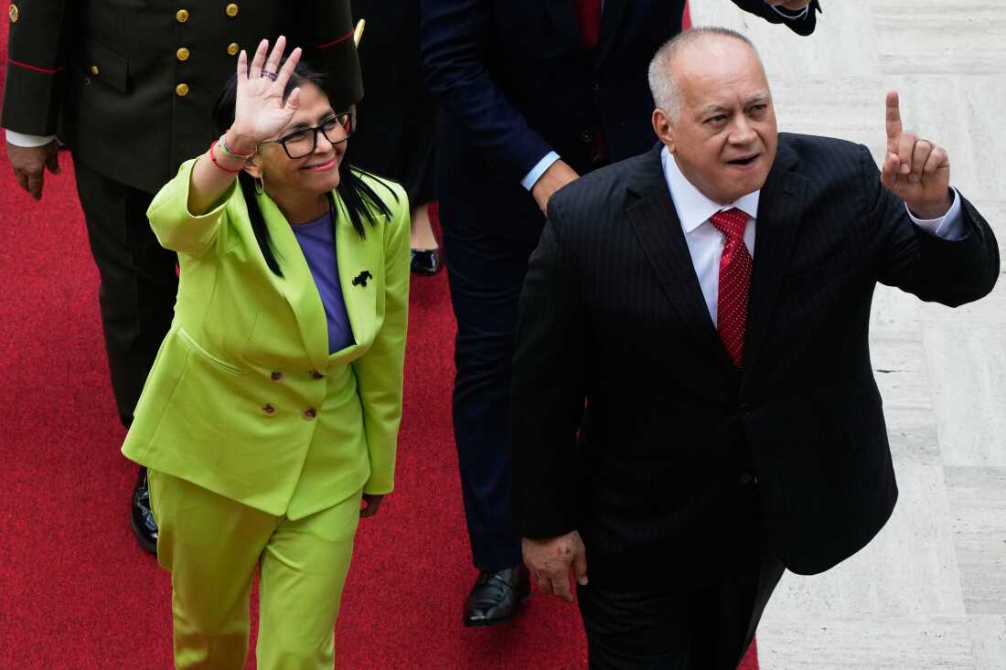 La presidenta interina de Venezuela, Delcy Rodríguez, y el ministro del Interior, Diosdado Cabello, llegan a la Asamblea Nacional en Caracas, Venezuela, el jueves 15 de enero de 2026.