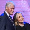 ARCHIVO - El expresidente Bill Clinton, izquierda, y la exsecretaria de Estado Hillary Clinton escuchan mientras la vicepresidenta Kamala Harris pronuncia un panegírico para la representante estadounidense Sheila Jackson Lee, el 1 de agosto de 2024, en Houston.