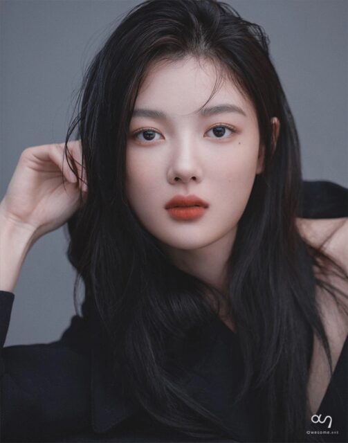 Kim_Yoojung_-_Perfil