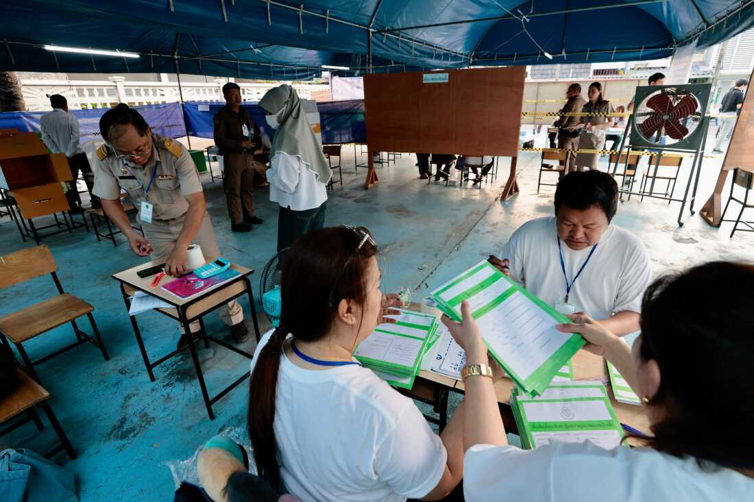 Oficiales de policía y voluntarios electorales se preparan para las elecciones generales en un colegio electoral en Bangkok, el domingo 8 de febrero de 2026. (Foto AP/Wason Wanichakorn)