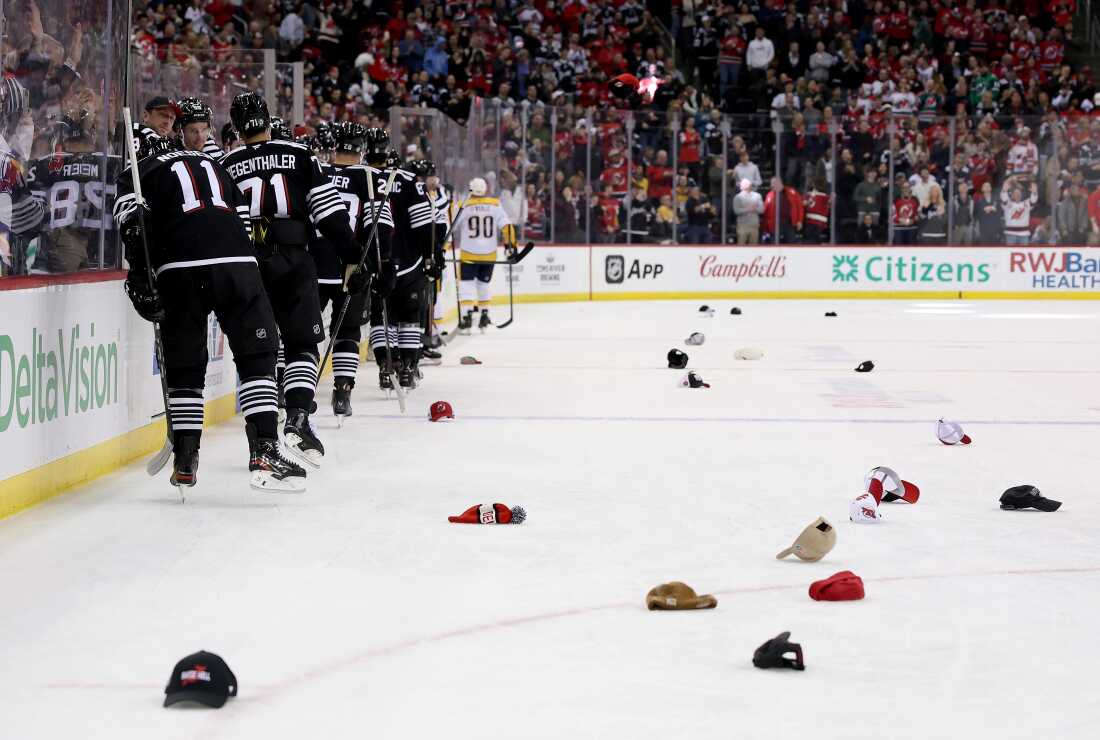 Nico Hischier #13 de los New Jersey Devils es felicitado por sus compañeros en el banco después de anotar un triplete el 25 de noviembre de 2024 en Newark, Nueva Jersey.