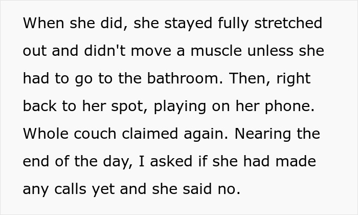 Hermana embarazada descansando en un sofá en un refugio para personas sin hogar, usando su teléfono y guardando silencio.