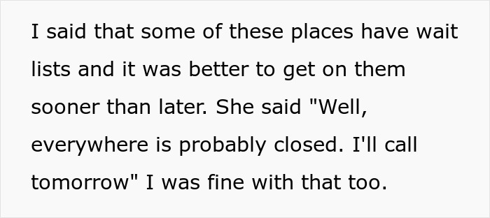 Hermana embarazada que busca ayuda en un refugio para personas sin hogar, sentada con un consejero en un ambiente de apoyo.