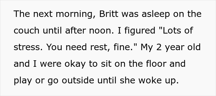 Hermana embarazada descansando en el sofá en un refugio para personas sin hogar, mientras la familia cuida a un niño pequeño cerca.