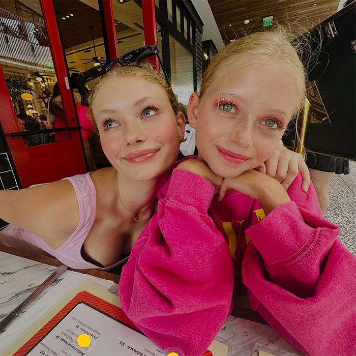 Dos adolescentes sonriendo, capturando un momento relacionado con las desgarradoras últimas palabras grabadas de Eric Dane.