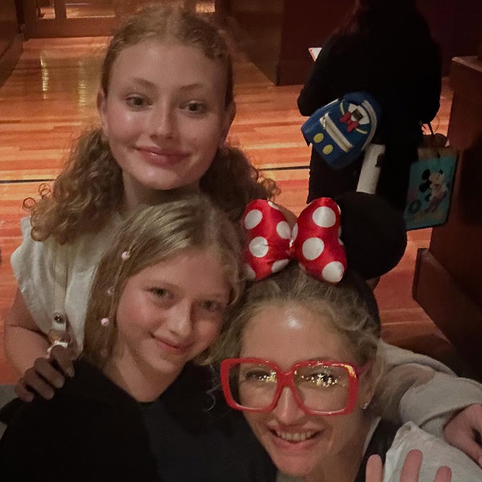 Tres adolescentes sonrientes juntas en el interior, relacionadas con Eric Dane, grabaron las últimas y desgarradoras palabras para sus hijas adolescentes.