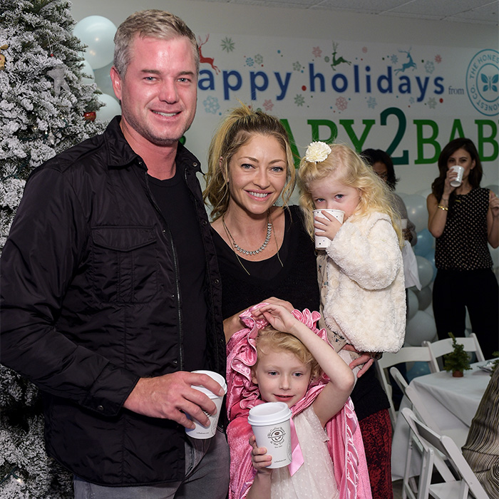 Eric Dane con su familia en un evento navideño, destacando momentos emotivos con sus hijas adolescentes antes de su fallecimiento.