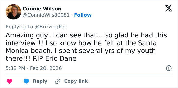 Tweet de Connie Wilson expresando admiración por Eric Dane y lamentando su fallecimiento después de una entrevista sobre la playa de Santa Mónica.
