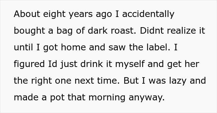 Texto sobre la compra accidental de café tostado oscuro, destacando a una esposa snob del café que odia el tostado oscuro pero lo bebe a diario.