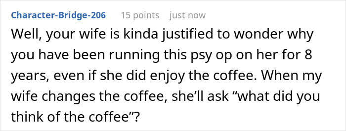 Un comentarista habla sobre una esposa snob del café que despotrica sobre el tueste oscuro mientras el esposo revela que ella lo bebe a diario.