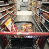 Un carrito de compras con comestibles en una tienda Target en la ciudad de Nueva York el 10 de abril de 2025. 