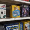 Cajas de juegos en el estante de una tienda.