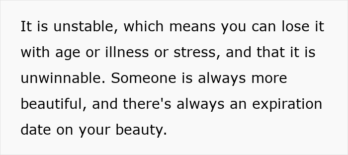 Texto sobre fondo blanco que explica por qué los estándares de belleza son inestables y hacen que las mujeres pierdan su belleza con la edad o el estrés.